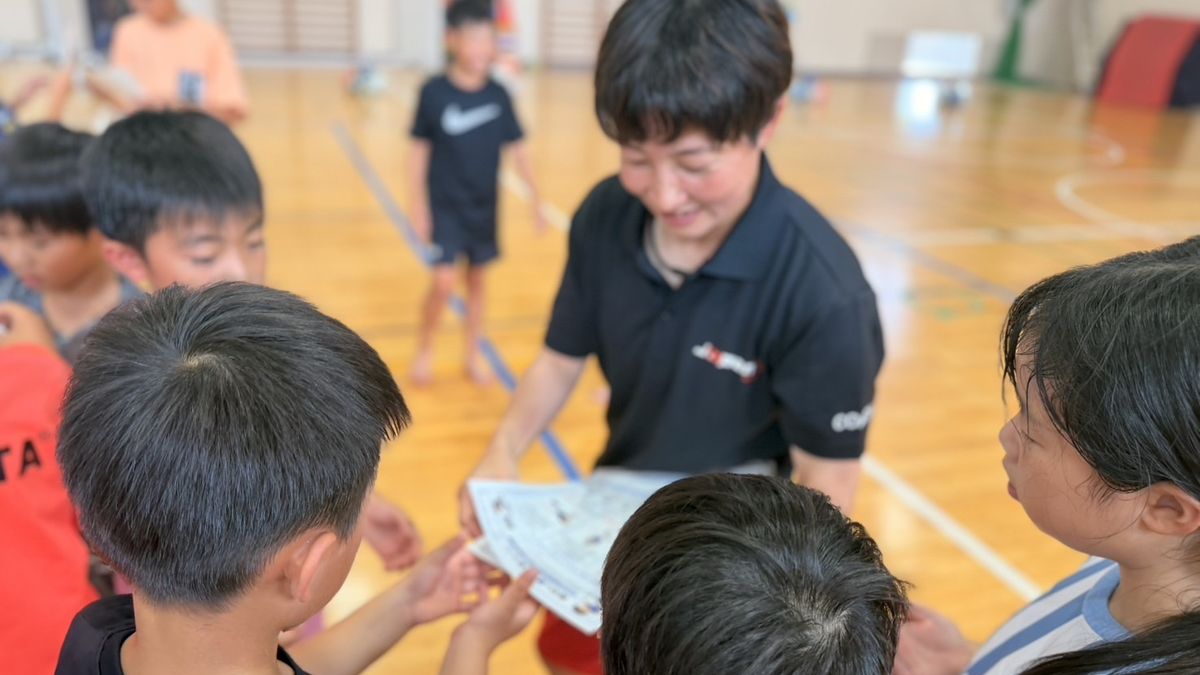 子どもたちを囲んで身体の使い方を伝える伊藤まどか