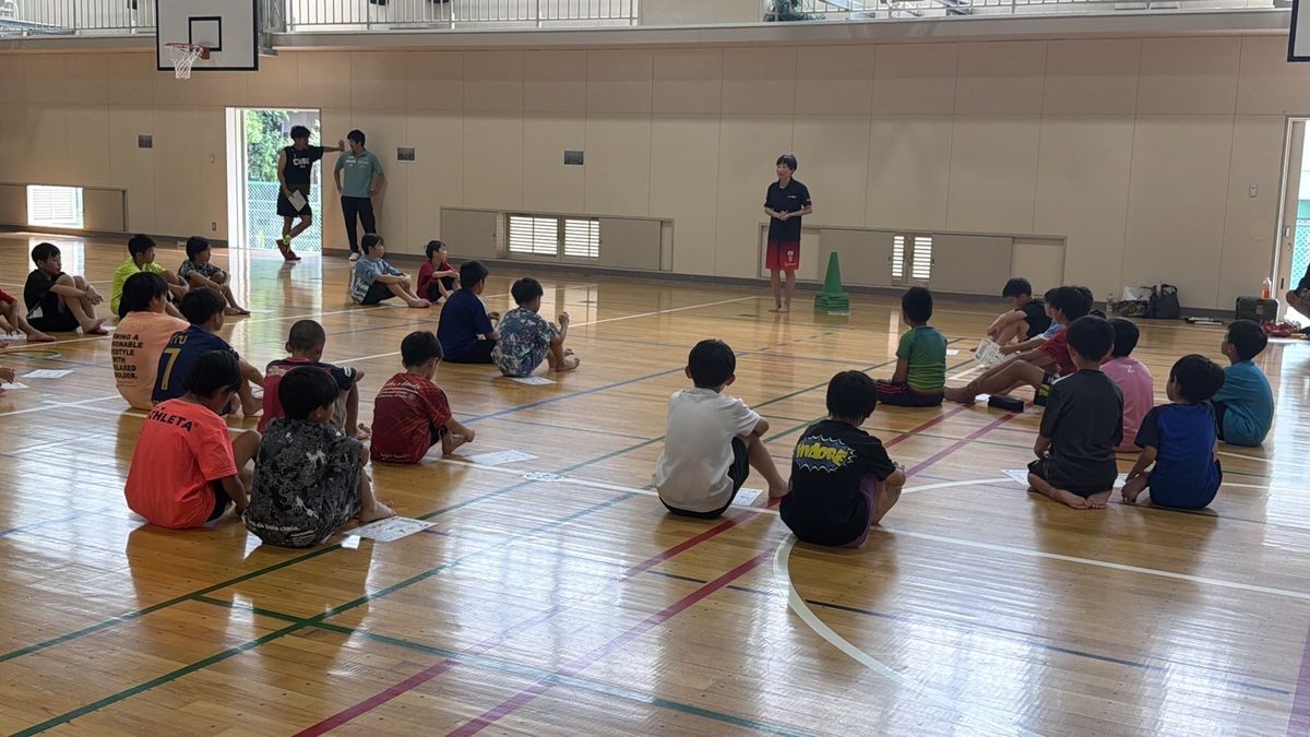 体育館で子どもたちに向けて指導を行う様子