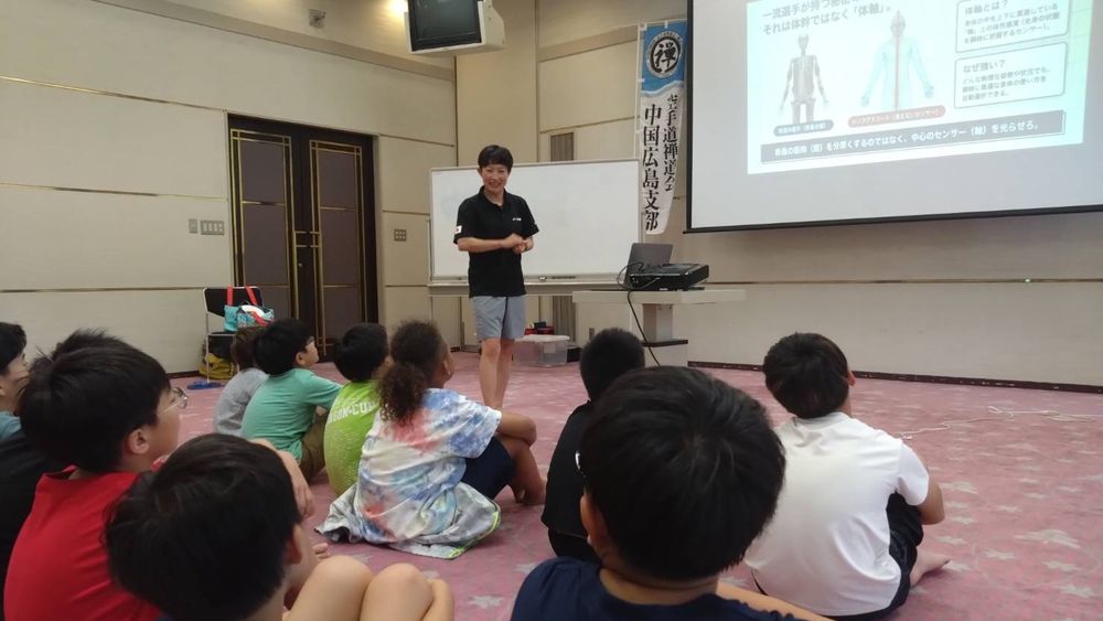 子どもたちに体軸について説明する伊藤まどか